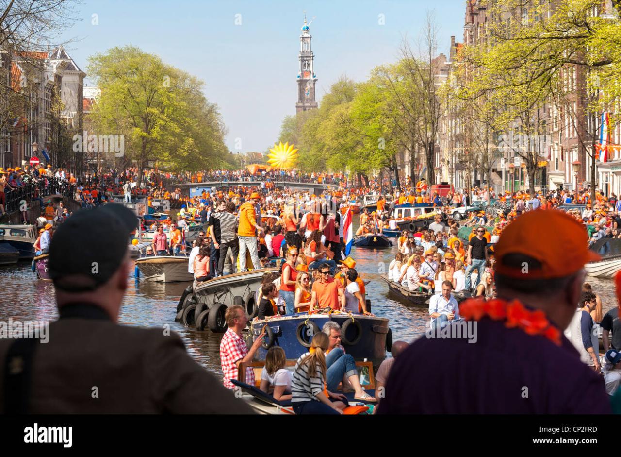 Amsterdam kings parade canal kingsday king prinsengracht alamy boats orange